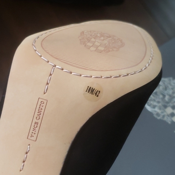 NEW! VINCE CAMUTO Rallien Black Leather Suede Peep Toe Pumps 10. - Picture 8 of 8